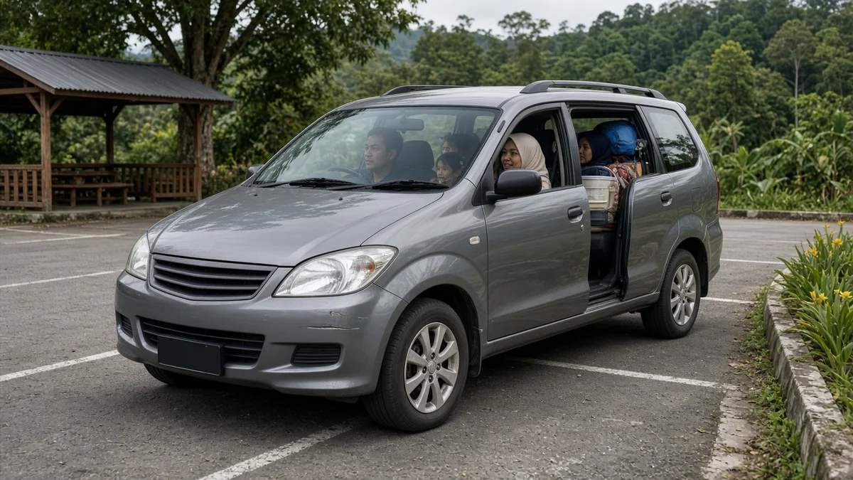 Foto MPV terisi penuh penumpang parkir di rest area