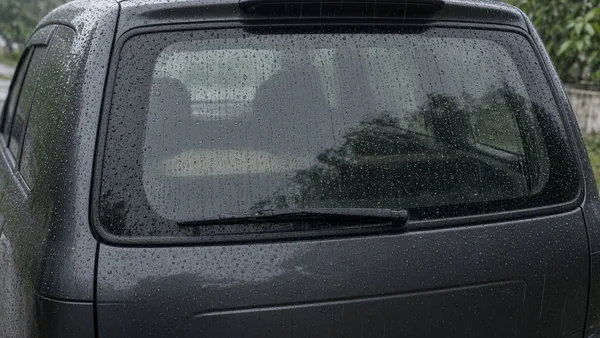 Foto wiper kaca belakang di pintu bagasi MPV saat hujan