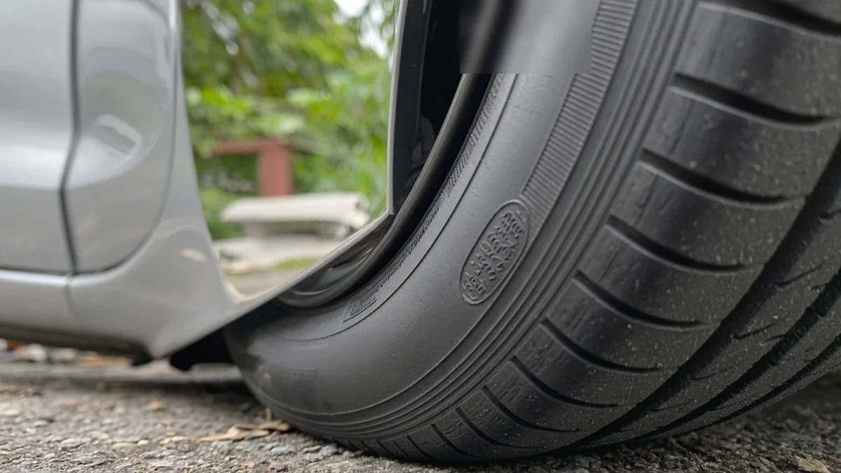 Foto close-up dinding samping ban dengan kode produksi empat digit
