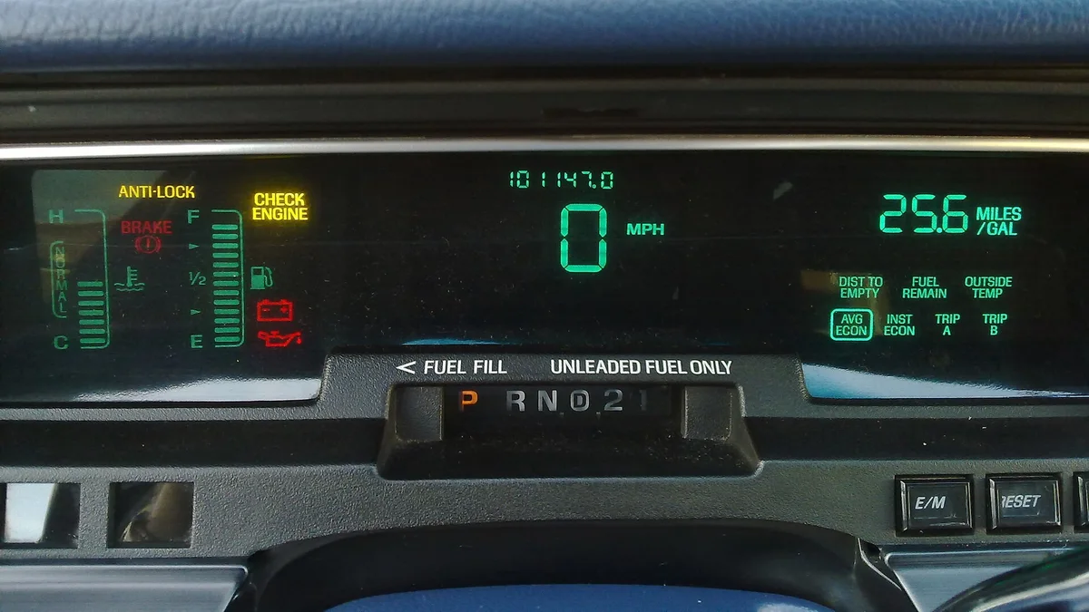 Foto setir dan panel instrumen crossover kompak dengan lampu peringatan airbag merah menyala