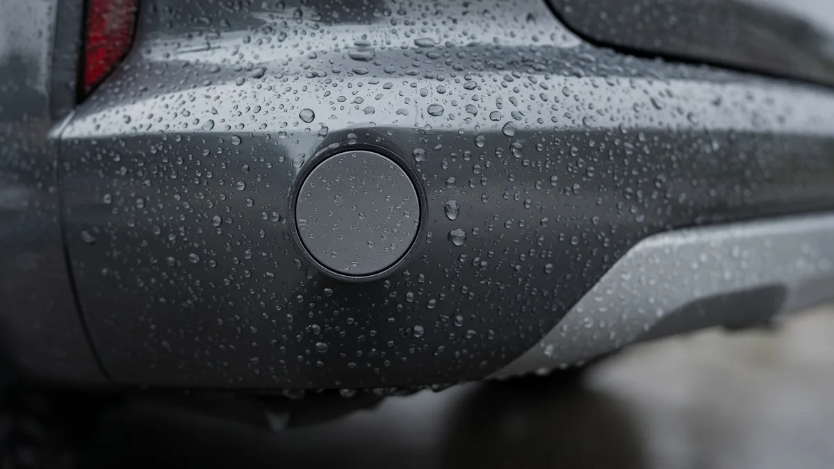 Foto close-up sensor parkir di bumper belakang dengan butiran air